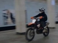 Мотоциклист на станции метро «Войковская»