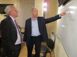 Александр Кулешов и Валерий Рубаков обсуждают схему работы будущего Совета научных сообществ