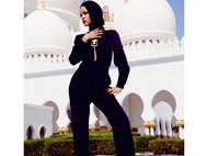 Рианна на фоне мечети в Абу-Даби
