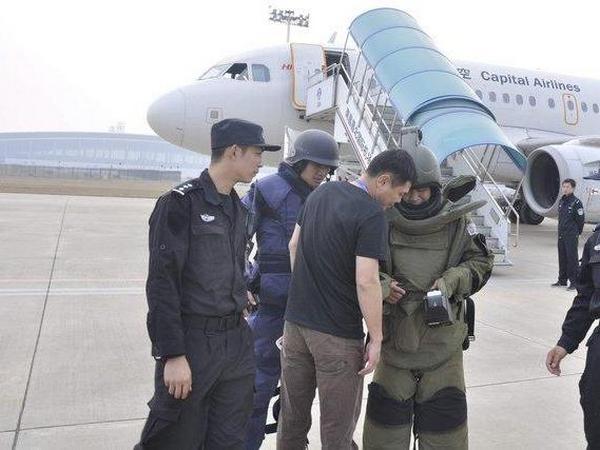 Китайская полиция проверяет самолет
