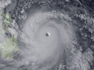 Тайфун Хайян, один из самых сильных тропических циклонов, произошедший в ноябре этого года на территории Филиппин и соседних стран. Жертвами тайфуна стали больше 1500 человек. Фото: Japan Meteorological Agency/NOAA