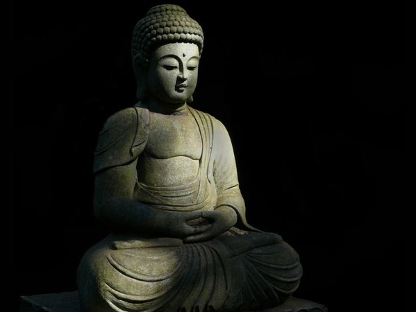 Каменная статуя Будды