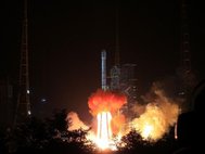 Запуск ракеты-носителя с аппаратом «Чанъэ-3»