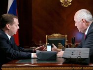 Дмитрий Медведев получает от Сергея Чемезова смартфон YotaPhone