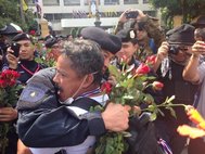 Тайский полицейский обнимает демонстранта
