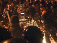 Коммунальщики разбирают баррикады в Киеве