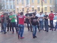 Молодые кавказцы танцуют лезгинку на Манежной площади