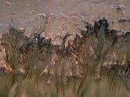 Склон кратера Ньютона на Марсе