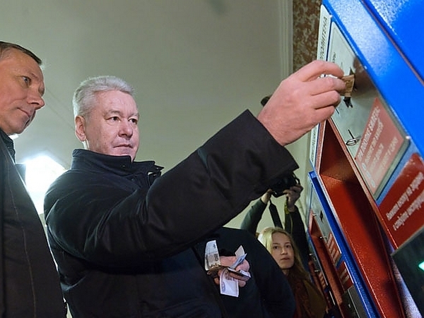 Сергей Собянин покупает билет в московском метро
