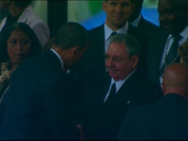 Похороны Нельсона Манделы. Барак Обама пожимает руку Раулю Кастро. Кадр Fox News