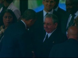Похороны Нельсона Манделы. Барак Обама пожимает руку Раулю Кастро. Кадр Fox News
