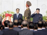 Ким Ген Хи (слева), Пак Пон Джу (в середине) и Ким Чен Ын (справа) принимают парад