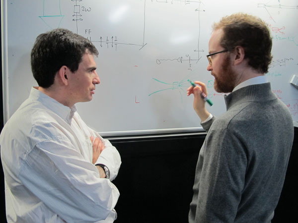 Александр Львовский (слева) в лаборатории квантовой оптики