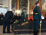 Владимир Путин на похоронах Калашникова
