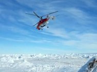 Китайский вертолет перевозит пассажиров с судна «Академик Шокальский»