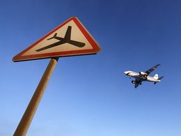 Самолет и дорожный знак