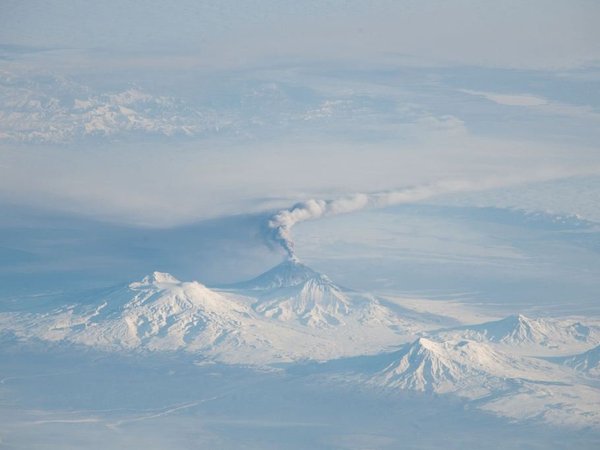 Извержение вулкана Ключевская Сопка на Камчатке, вид с МКС. Фото: NASA