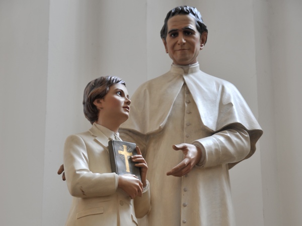 Статуэтка священника и мальчика с Библией
