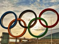 Олимпийские кольца перед стадионом «Большой»