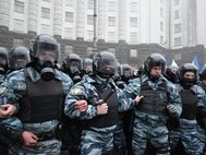 Милиция перед зданием правительства в Киеве