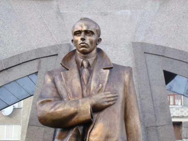 Памятник Степану Бандере в Луцке