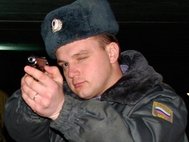 Полицейский с пистолетом
