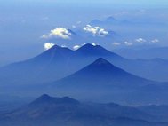 Вулканы Фуэго, Акатенанго и Агуа (Гватемала). Фото: NASA/Stu Broce