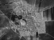 Арамейский город Арпад (совр. Телль-Рифъат) на севере Сирии, окруженный современным городом