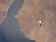 Транспортный космический корабль Dragon SpaceX над Аденским заливом, вид с МКС. Фото: NASA