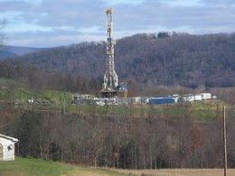 Установка для добычи сланцевого газа в Пенсильвании. Фото: Ruhrfisch