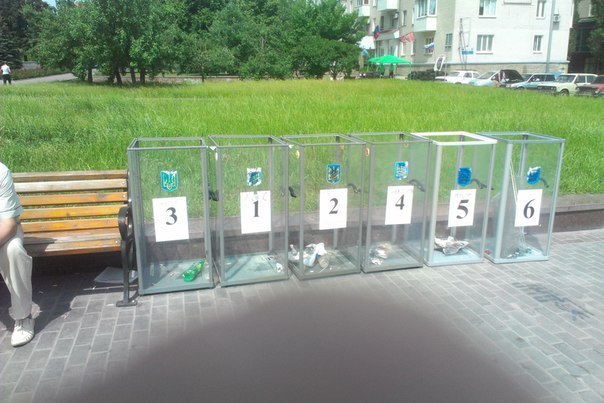 Избирательные урны в Донецке