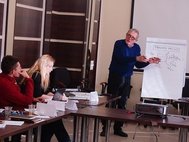Робин Меттьюз читает лекцию в Межрегиональном открытом социальном институте