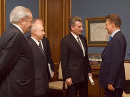 Гюнтер Эттингер беседует с Алексеем Миллером в штаб-квартире "Газпрома". Фото: "Газпром"