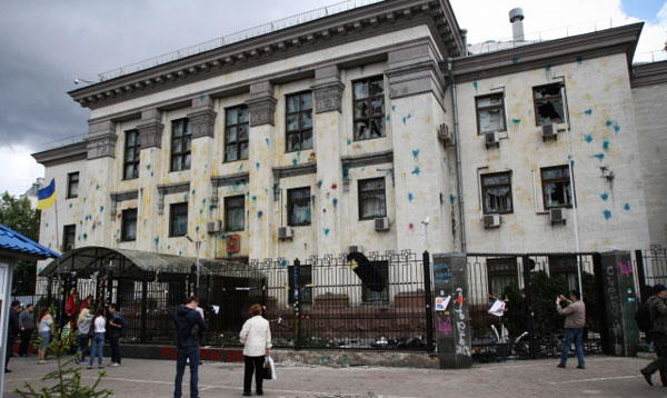 Беспорядки у российского посольства в Киеве