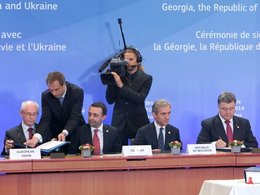 Херман Ван Ромпей, Ираклий Гарибашвили, Юрий Лянкэ и Петр Порошенко на подписании Соглашения об ассоциации с Европейским Союзом в Брюсселе