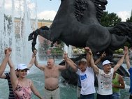Жириновский в фонтане