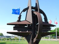 Символ НАТО у штаб-квартиры организации в Брюсселе