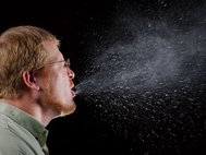 Чихание - один из симптомов аллергии