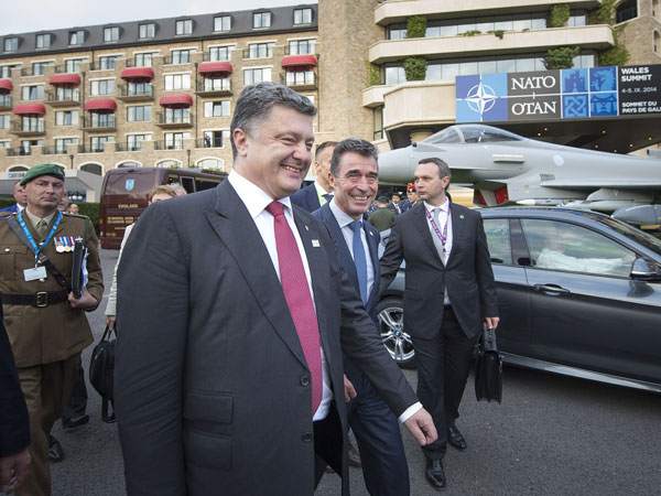Петр Порошенко и Андерс Фог Расмуссен на саммите НАТО