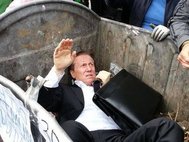 Депутат Рады Виталий Журавский в мусорном баке