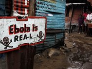 Плакат с надписью «Эбола существует»