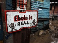 Плакат с надписью «Эбола существует»