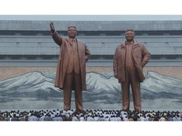 Перед статуями Ким Ир Сена и Ким Чен Ира