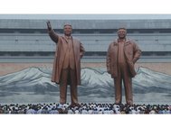 Перед статуями Ким Ир Сена и Ким Чен Ира