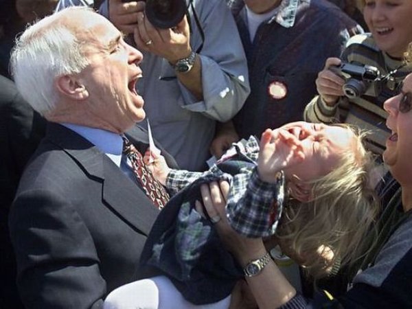 Джон Маккейн с ребенком