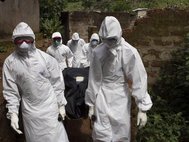 Похоронная команда в Сьерра-Леоне выносит тела жертв лихорадки Эбола