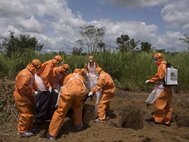 Погребение жертвы лихорадки Эбола в Сьерра-Леоне