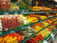 Овощи и фрукты в магазине