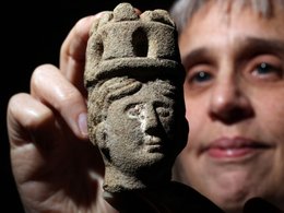 Хранитель отдела археологии Tyne & Wear Archives & Museums Алекс Крум (Alex Croom) с головой статуэтки Бригантии