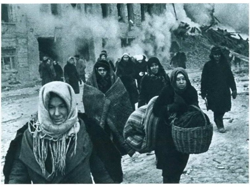 Жители Ленинграда выходят из бомбоубежища после отбоя тревоги. 1942 г.